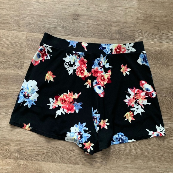 Express Floral Stretch Shorts with Pockets - Picture 3 of 5